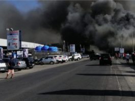 Tor San Lorenzo. A fuoco un capannone, paura tra i residenti