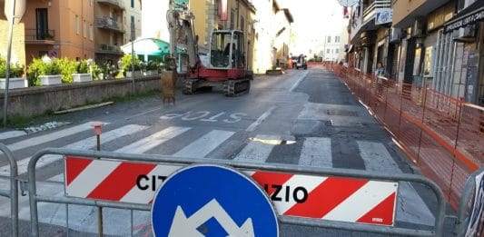 Anzio, cantiere in via Aldobrandini. Strada chiusa