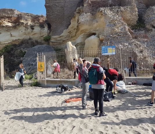 Puliamo il mondo, centinaia di volontari raccolgono i rifiuti dalle Grotte di Nerone