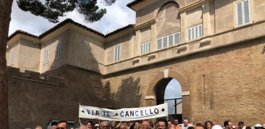 L’assurda storia del cancello che chiude il borgo di Pratica di mare