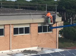 Operai al lavoro alla Loi per la manutenzione della scuola