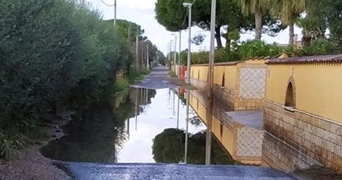 Via Silvio Spaventa, a Tre Cancelli pedoni “ostaggio” degli allagamenti