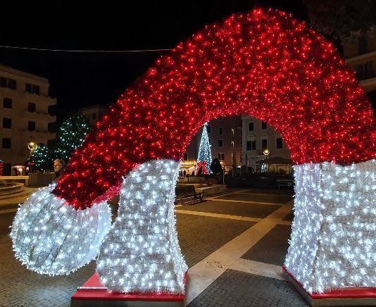 Anzio. Lettera. Luminarie di Natale ancora accese dopo un mese, uno spreco inaccettabile