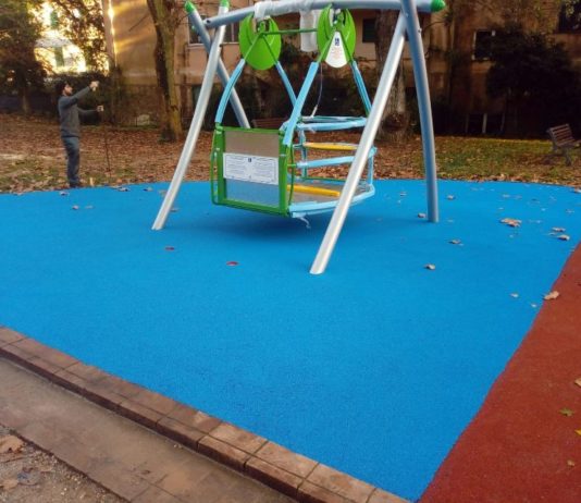 Natale solidale, installate due altalene inclusive a Villa Adele e Anzio Colonia