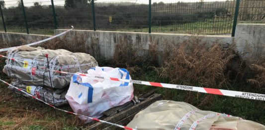 Messe in sicurezza le lastre di amianto scaricate in mezzo alla strada