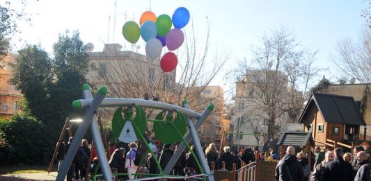 Anzio, inaugurata nel parco di Villa Adele la nuova altalena inclusiva