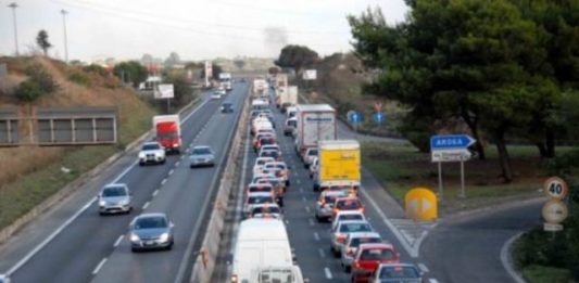 Strada 148 Pontina: malore alla guida, morto automobilista