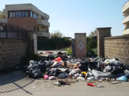 Sandalo, costretti in casa per il Coronavirus con la maxi discarica sotto il palazzo