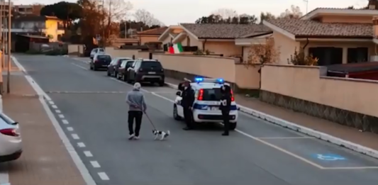 Anzio, passa l’auto della Polizia Locale e in via della Cannuccia scatta l’Inno Nazionale