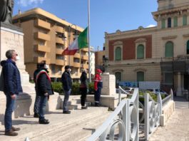 Minuto di silenzio e bandiere a mezz’asta a Nettuno per le vittime del Coronavirus