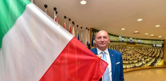 Adinolfi: “Da Ue risposte inadeguate a crisi. Referendum per portare Italia fuori da Bruxelles”