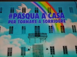 “Pasqua a casa per tornare a sorridere”. Il messaggio illumina la facciata di Villa Sarsina
