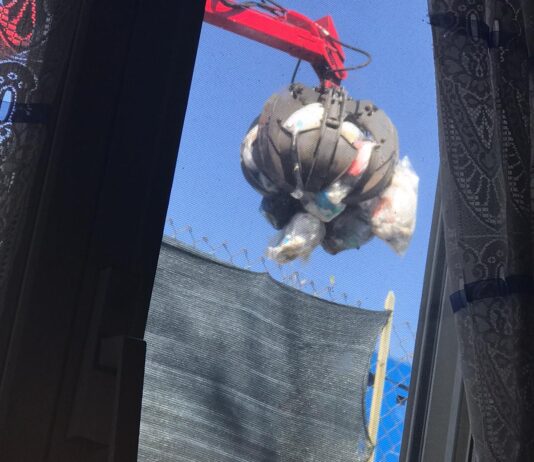 Anzio, dopo 10 giorni rimossi i rifiuti a Villa dei Pini: odore nauseabondo per le case