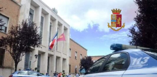 Chiede la mascherina al datore di lavoro: licenziato, picchiato e poi gettato in un canale