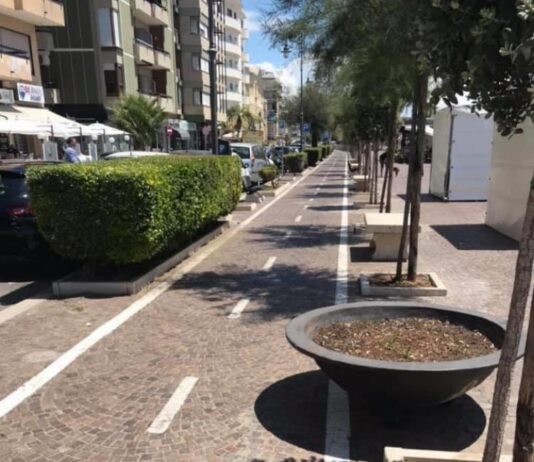 Nettuno. Attenzione ciclisti, pericolo fioriera!