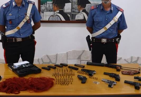 Pomezia. Trovato in possesso di 5 pistole ed una pistola mitragliatrice, arrestato dai Carabinieri