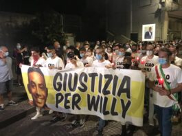 In tanti alla fiaccolata per Willy a Paliano, i giovani in lacrime: “chiediamo giustizia”