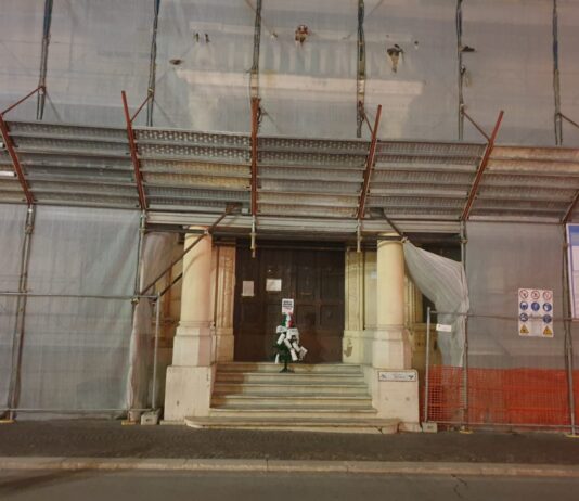 Anzio Nettuno. Cartelli contro il Governo appesi agli alberi di Natale fuori ai Comuni