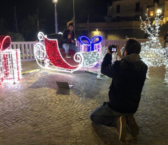 Da Italia’s Got Talent a Nettuno, le luminarie sfondo del nuovo videoclip del rapper “Brazzo”