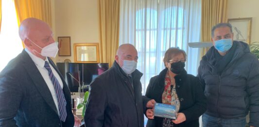 Germano e Liliana, la dedica del sindaco per i loro 60 anni nel bar Meravigliao