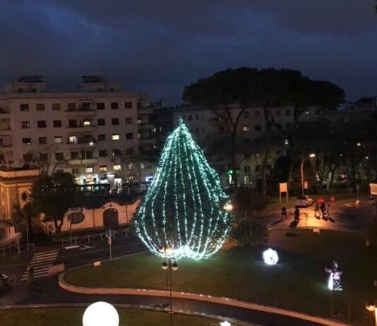 Ospedale San Camillo Forlanini: Le sfere luminose e l’albero per un Natale di solidarità
