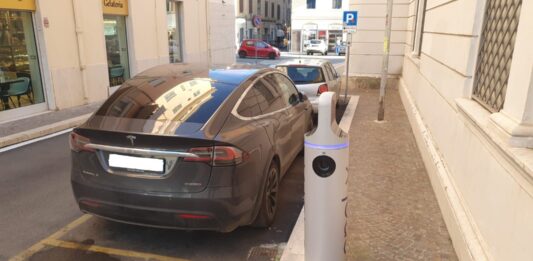 Anzio, attive le prime 5 colonnine per la ricarica dei veicoli elettrici