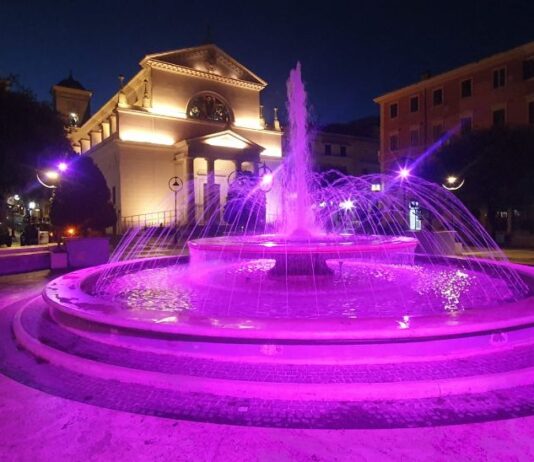 Giornata Mondiale Fibromialgia, ad Anzio la fontana di piazza Pia si illumina di viola