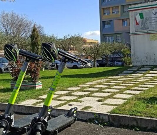 Aprilia. Atti di vandalismo e frodi, la Link ritira i monopattini