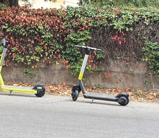 Travolto da un’auto mentre era sul monopattino, muore 34 enne. Urge una regolamentazione