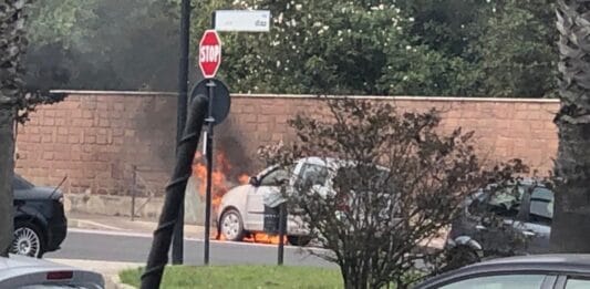 Nettuno. Auto in fiamme su via Diaz, intervengono i vigili del fuoco