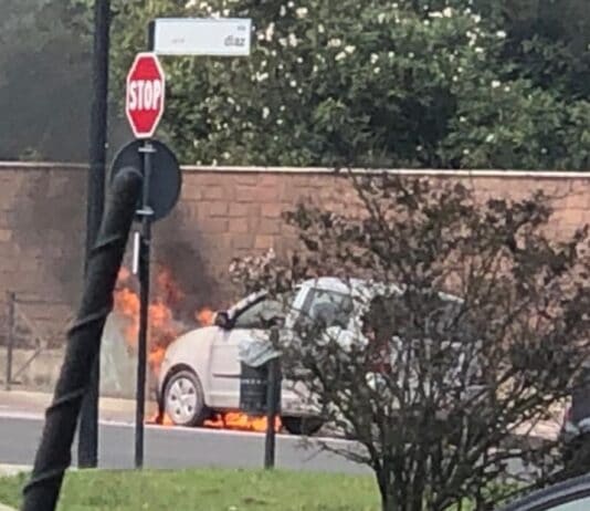 Nettuno. Auto in fiamme su via Diaz, intervengono i vigili del fuoco