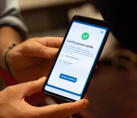 Approvato il ‘super green pass’: vale anche in zona bianca e fino al 15 gennaio