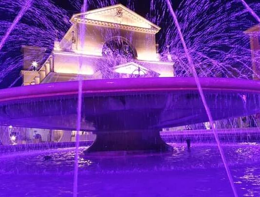 Anzio, la fontana di piazza Pia si colora di viola per la Giornata della disabilità