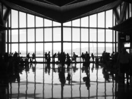 Natale nero per un milione di passeggeri con voli cancellati per covid