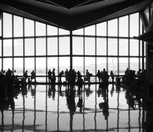 Natale nero per un milione di passeggeri con voli cancellati per covid