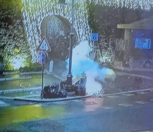 Nettuno. Ripreso il danneggiamento dei cestini porta rifiuti