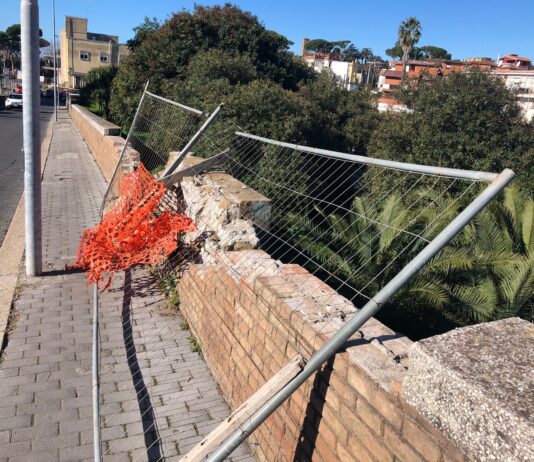 Anzio. Quel parapetto pericolante che attende invano di essere riparato