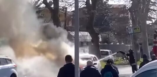 Anzio. Auto a fuoco a Lavinio stazione, chiusa la Nettunense