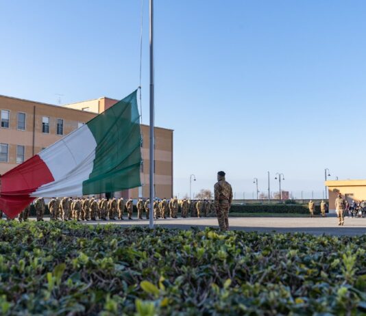 Gli studenti di Anzio 1 ospiti alla caserma “Santa Barbara”. Emozioni con l’alzabandiera