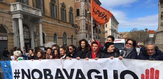 Fnsi. No alla legge bavaglio: una passeggiata davanti ai palazzi del potere con un bavaglio sulla bocca