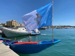 Un Pupparino in acqua al Molo Pamphili, gemellaggio tra la Capo d’Anzio e l’Associazione ‘Voga Veneta Nettuno Anzio’