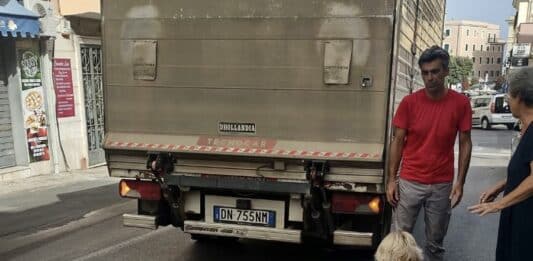 Anzio, si apre portiera di un furgone e ferisce una donna