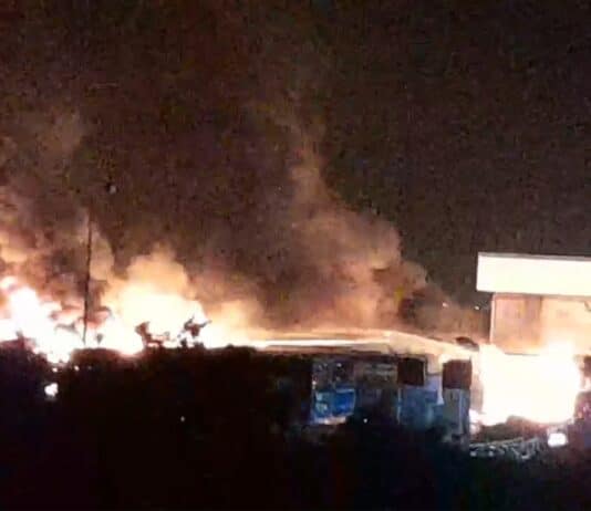 Nettuno. A fuoco nella notte le officine Amati a Piscina Cardillo