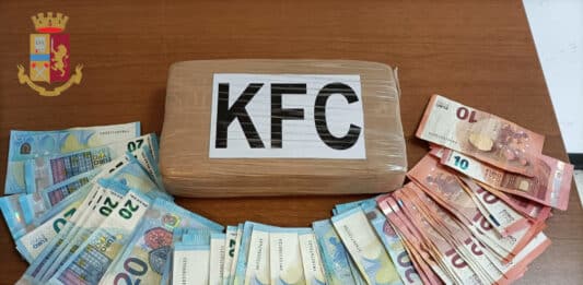 La Polizia arresta un uomo trovato in possesso di più di un chilo di cocaina nel parcheggio di Castel Romano