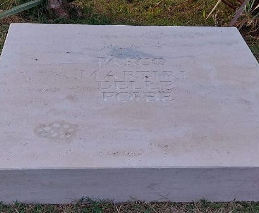 Parco Martiri delle Foibe Città di Anzio, una stele in ricordo delle vittime