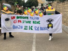 Lavinio. Martedì grasso le maschere dell’Istituto comprensivo Anzio III hanno riempito di colori le strade del quartiere