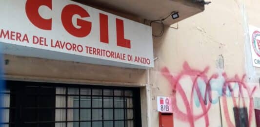 Anzio. Imbrattata con simboli no vax la sede della CGIL. Il Sindacato “Le camere del lavoro sono la casa dei lavoratori”