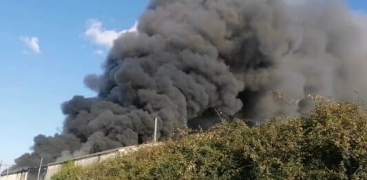 Aprilia. Devastante incendio all’ex Freddindustria, paura tra i residenti