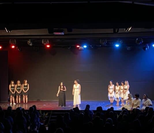 Nettuno. La donna nelle tragedie greche messa in scena dai ragazzi del Chris Cappell College.