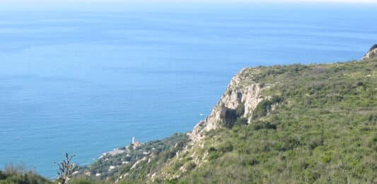 Bagni difficili sulla scogliera del Circeo, Scala Rinascente a metà e Batteria irraggiungibile